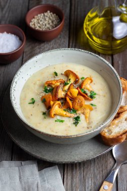 Mantarlı krema çorbası. Sağlıklı beslenme. Vejetaryen yemeği.
