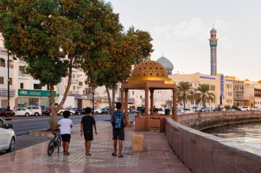 2 Kasım 2020. Sabahın erken saatlerinde bir bisikletle Muscat 'in kornişinde yürüyüşe çıkan üç genç çocuk..