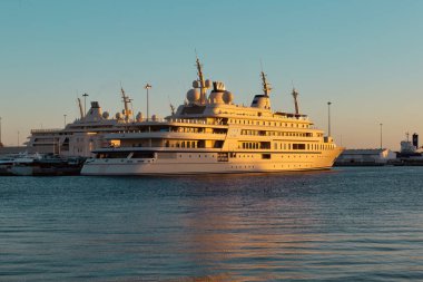 2 Kasım 2020. Sabah erken saatlerde Umman 'daki Muscat limanına bir yolcu gemisi yanaşır..