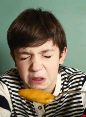  Çocuk yemek tiksinme ifadesi ile kabak çorbası