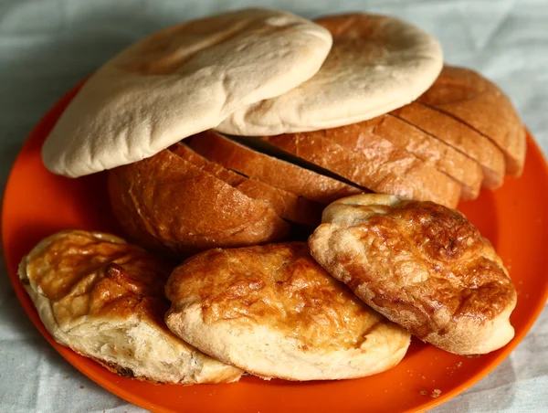 Tortilla de pan de diferentes tipos, pasteles de pan en rodajas —  Fotos de Stock