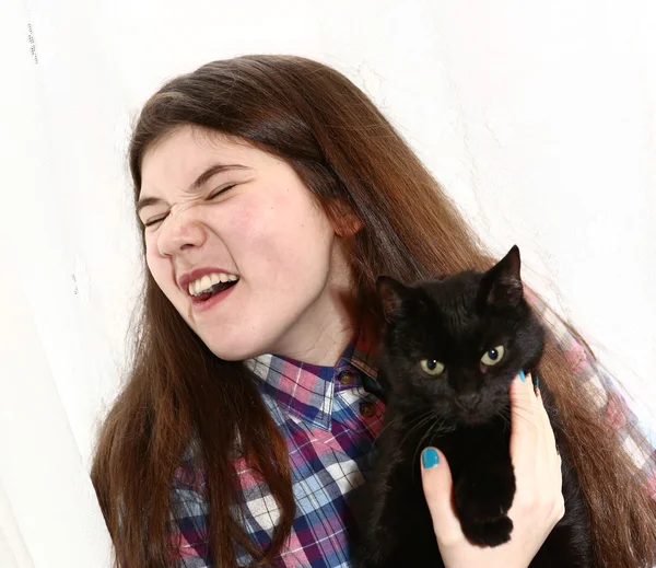 Девочка-подросток нюхает и чихает над кошачьей шерстью — стоковое фото