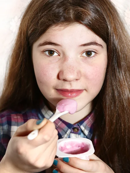 Teenage pretty girl eat yogurt close up portrait — Stock Photo, Image