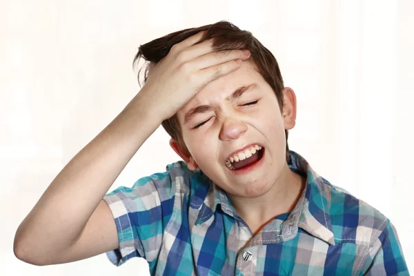 Preteen jóvágású fiú birtokol roham súlyos fejfájás — Stock Fotó