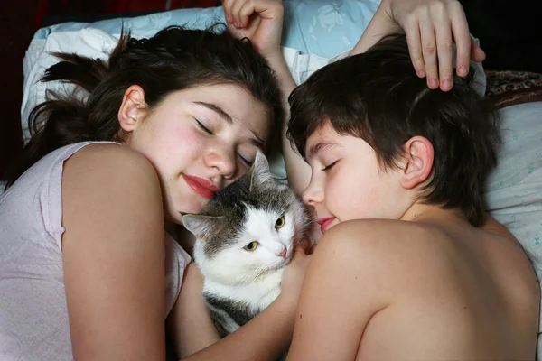 Hermano hermana yacía con gato cerca de retrato — Foto de Stock