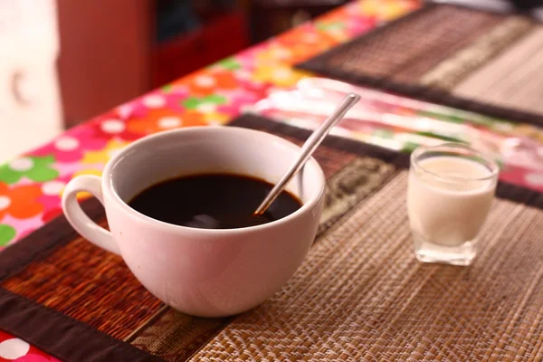 Tasse schwarzen Kaffee mit Glasmilch — Stockfoto