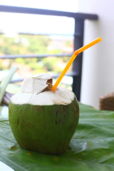 Coco aberto com palha na varanda — Fotografia de Stock