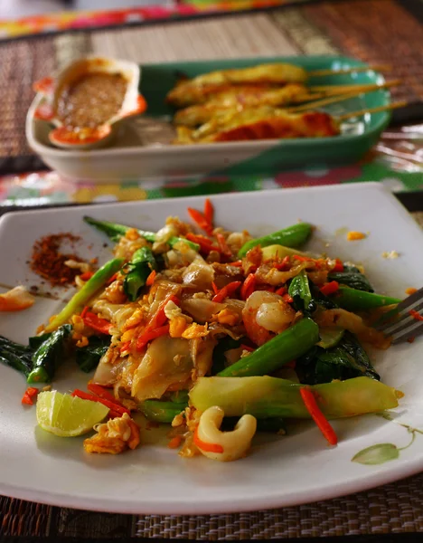 Tagliatella tailandese con verdure e frutti di mare — Foto Stock