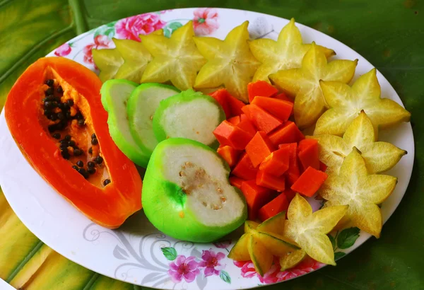 Piatto di frutta tropicale tagliato — Foto Stock