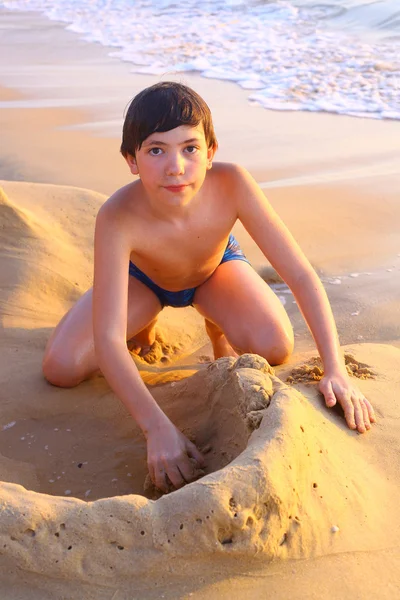Taşımak yakışıklı çocuk yapı kum caslte — Stok fotoğraf