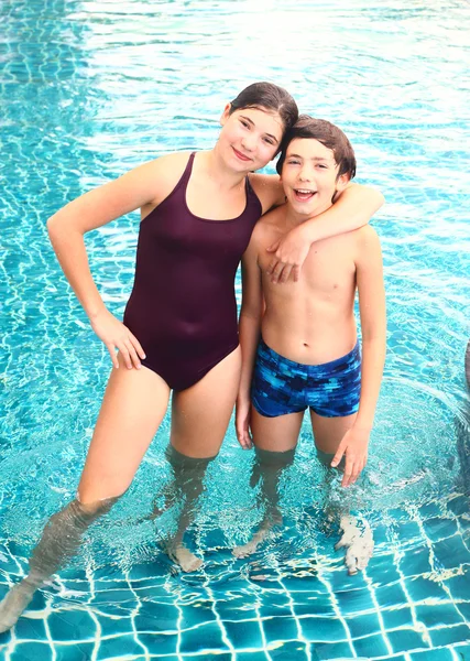 Bratr a sestra portrét v bazénu — Stock fotografie