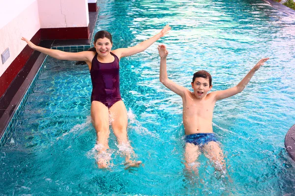 Retrato hermano y hermana en la piscina — Foto de Stock