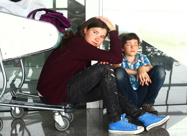 Adolescente menino e menina esperando no aeroporto — Fotografia de Stock