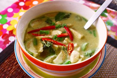 deniz gıda Hindistan cevizi sütü ile yeşil köri Tay çorbası