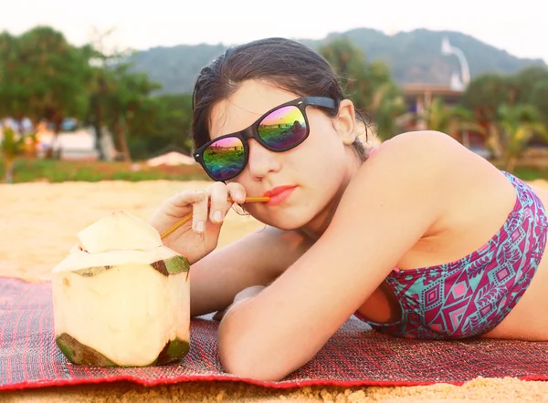 Adolescente con noce di cocco e paglia — Foto Stock