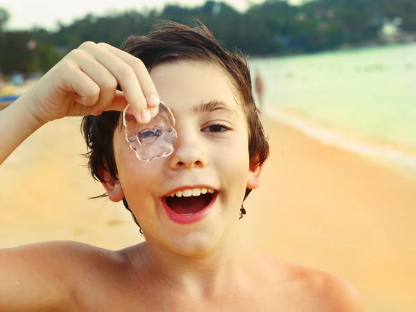 Preteen menino bonito com água-viva — Fotografia de Stock