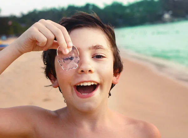 Preteen menino bonito com água-viva — Fotografia de Stock