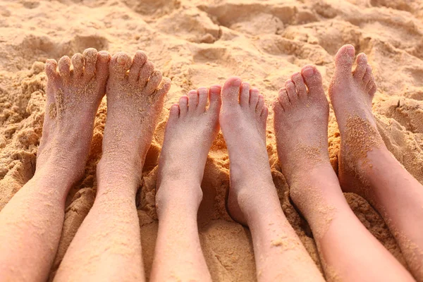Pés descalços na praia de areia close up foto — Fotografia de Stock