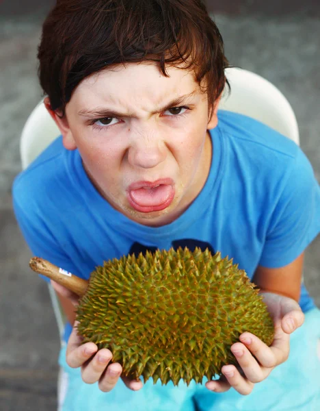 Preteen menino cheiro durian — Fotografia de Stock