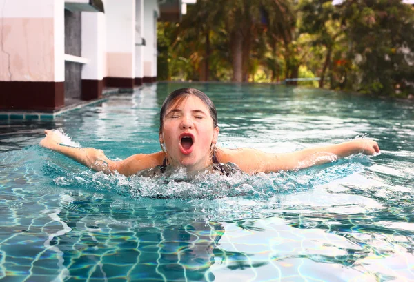 Dospívající dívka cvičení v bazénu — Stock fotografie