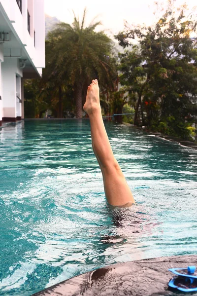 Exercício menina adolescente na piscina — Fotografia de Stock
