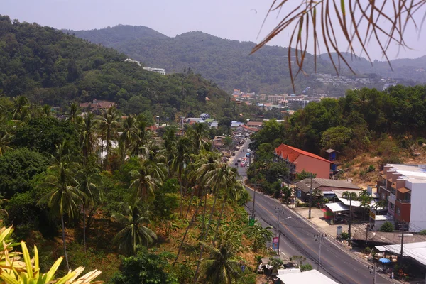 Pequeña ciudad con techos de azulejos y parte de la selva de palmeras —  Fotos de Stock