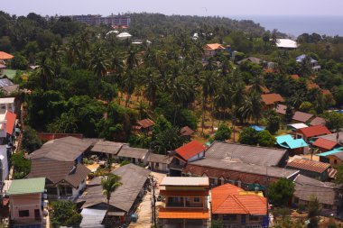 kiremitli çatıları ve palmiye orman küçük beldesi
