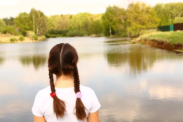 Teen girl  back close up portrait on  lake — Stock Photo, Image