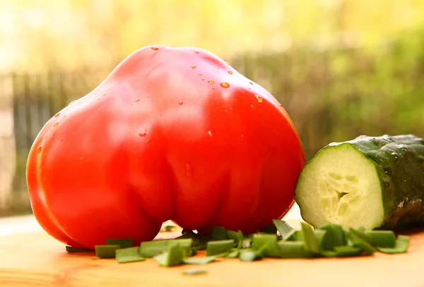 Färska stora lejon hjärta tomat och gurka — Stockfoto