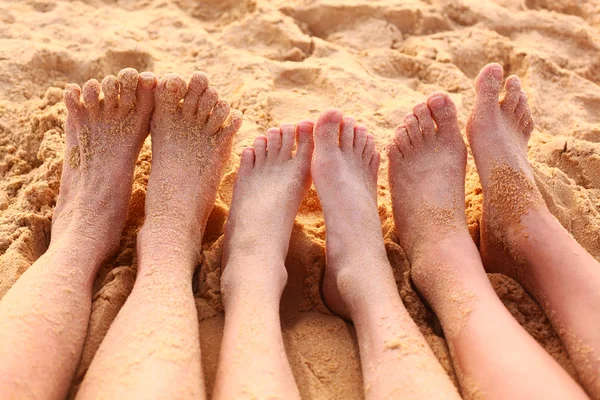 Pés descalços na praia de areia — Fotografia de Stock