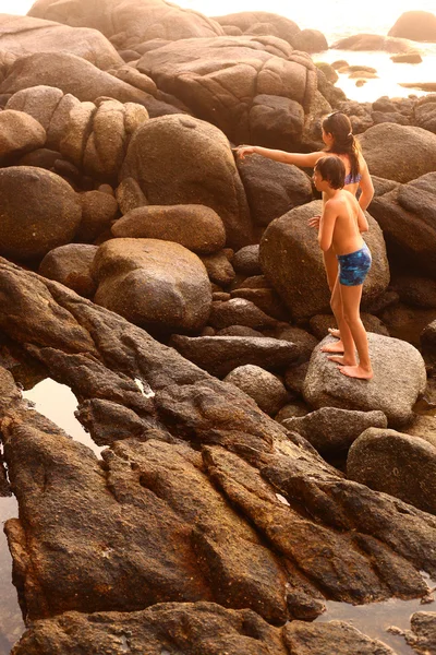 Chico y chica investigar stony playa en tailandia — Foto de Stock