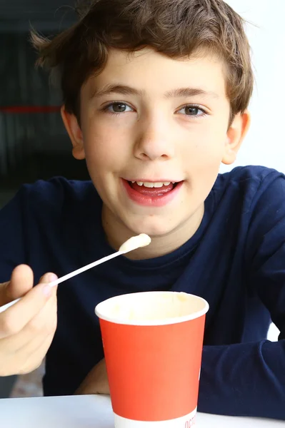 Preteen bel ragazzo con cappuccino vetro di carta — Foto Stock