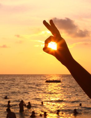 Sunset beach ve parmak tavşan güneş göz ile