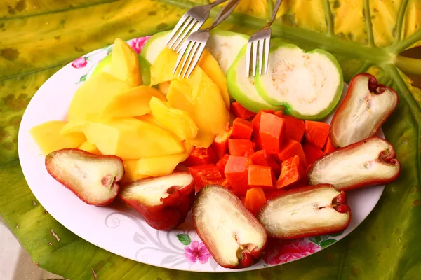 Mango, papaya, corambola guava slived på plattan — Stockfoto