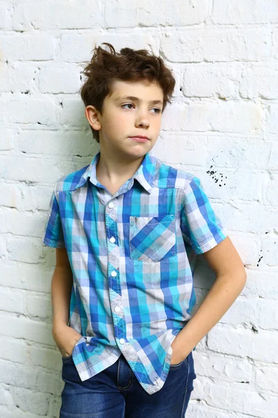 Preadolescente guapo chico en comprobado azul camisa — Foto de Stock