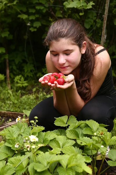 Teen pretty girl with handful of ripe strawberries — Stock Photo, Image