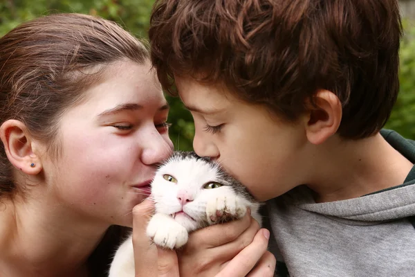 Broer en zus broers en zussen paar met kat — Stockfoto