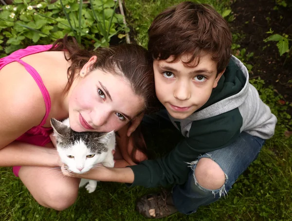 Broer en zus broers en zussen paar met kat — Stockfoto