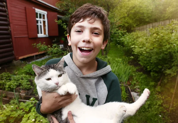 Preteen knappe jongen met Siberische Kat — Stockfoto