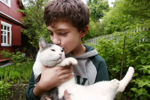 Preadolescente guapo chico con siberiano gato — Foto de Stock