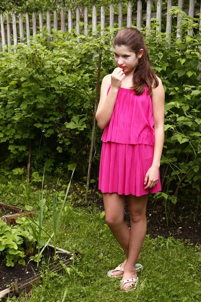 Menina bonita em vestido de verão rosa — Fotografia de Stock