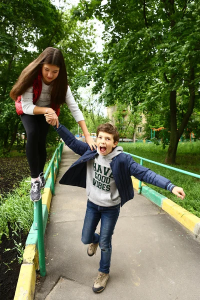 Adolescente fratello e sorella a piedi per strada — Foto Stock