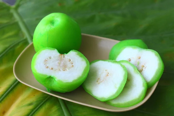 Szeletelt zöld guava szolgált a palm tree levél — Stock Fotó