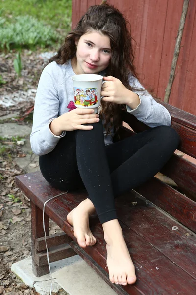 Chica con largo rizado pelo castaño primer plano portriat — Foto de Stock