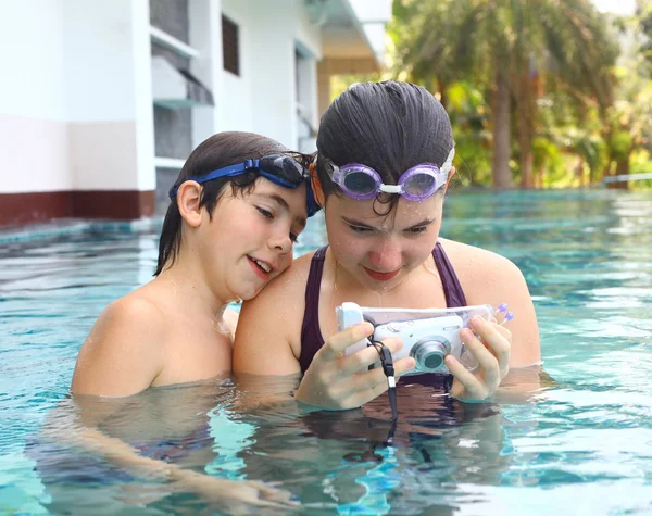 Hermanos adolescentes hermano y hermana — Foto de Stock