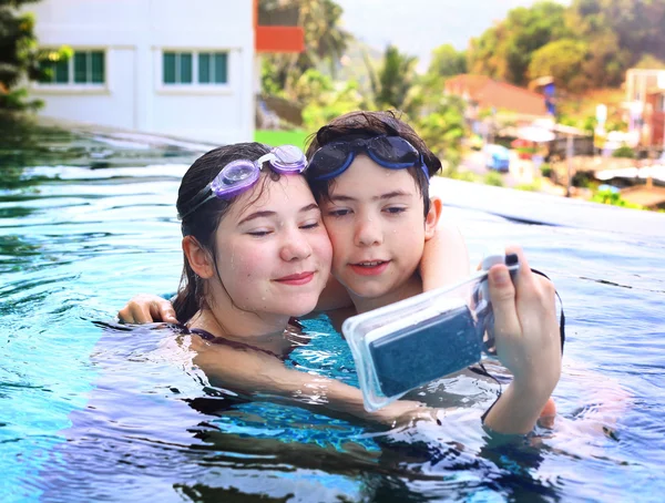 Hermanos adolescentes hermano y hermana — Foto de Stock