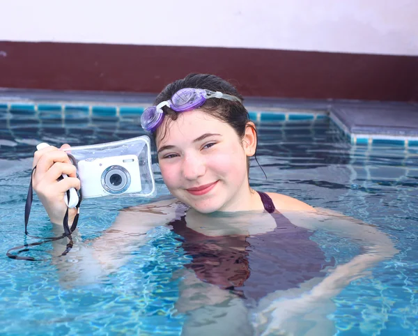 Chica en vasos de agua cerrar con cámara submarina —  Fotos de Stock