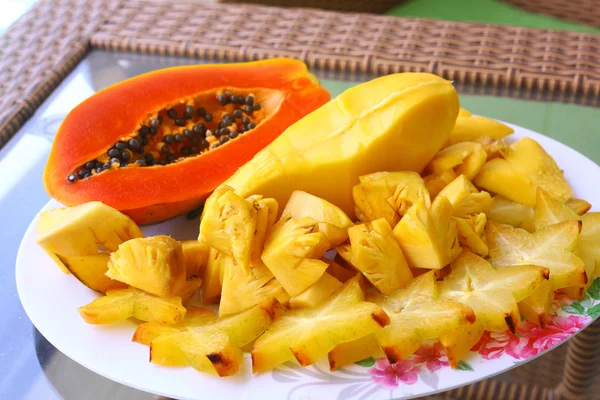 Fruta estrella de mango corambola y papaya — Foto de Stock