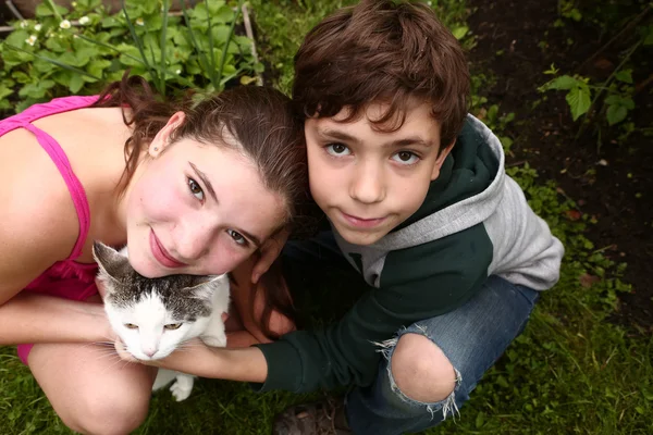 Брат и сестра братья и сестры пара с котом — стоковое фото