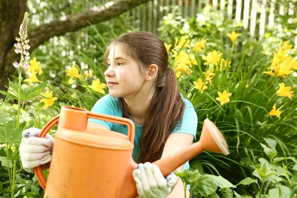 Счастливая девочка-подросток с банку апельсиновой воды — стоковое фото
